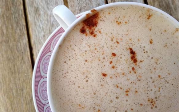 Je několik možných postupů - našlehat kávu pomocí ručního šlehače/spirálky, nabublat ji horkou kávou z trysky na presovači a nebo můžeš kávu umixovat v nějakém malém mixéru na smoothie.
Je to hned a díky použité smetaně káva nádherně napění:)