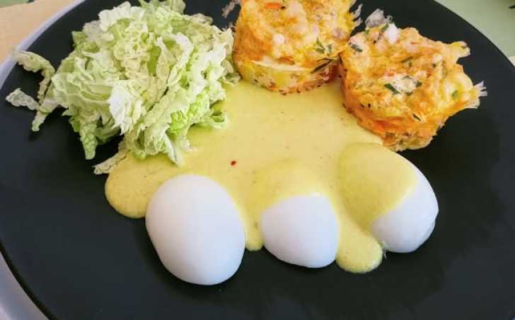 Vejce s dijonskou omáčkou a mrkvové knedlíky