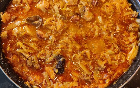 Príprava: 
2 hod vopred namočiť slivky a huby do čereného vína. 
všetko mäso nakrájať na kocky , klobásu na kolieska a slaninu na kostičky.
Čerstvé zelí na krájať na drobno (ako keď sa dusí na prílohu) kysané zelí len prekrojiť nie nasekať. Ak chcete môžete prepláchnuť ale nedoporučujem. 

Postup: 
na sadle osmažíme cibulu a cesnek do zlatova  a pridáme špek a klobasu rovnako osmahneme do zlatova. Vyberieme z hrnca a zarestujeme všechno maso. Vratime všetko spatky podlejeme trochou vody a pomaly dusíme cca hodinu. Následne pridáme čerstvé zelí a dusíme ďalej cca 45 min. 
Ďalej pridáme všetky ostatné  ingrediencie okrem majoránky  a pomaly dusíme(varíme) ďalšie 3-4 hod čím dlhšie tým lepšie. 
Na zaver pridáme majorán a môžeme servírovať. 

Tradične sa podáva z kvaskovým chlebom.