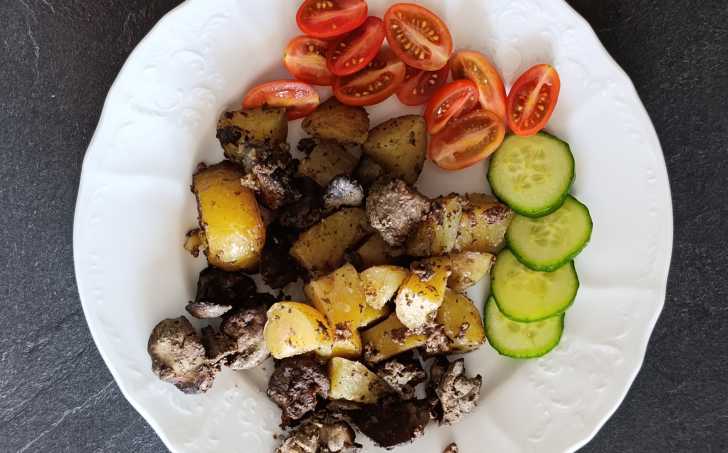 Pikantní brambory s česnekem a kuřecími játry