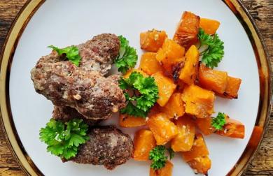 Karbanátky s nivou a slaninou, pečená dýně