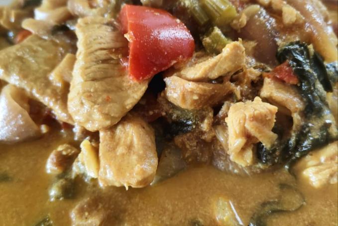 Orientální krůtí kari s houbami a kokosovým mlékem