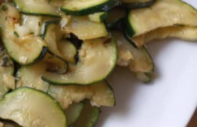 Restovaná cuketa s česnekem a rozmarýnem