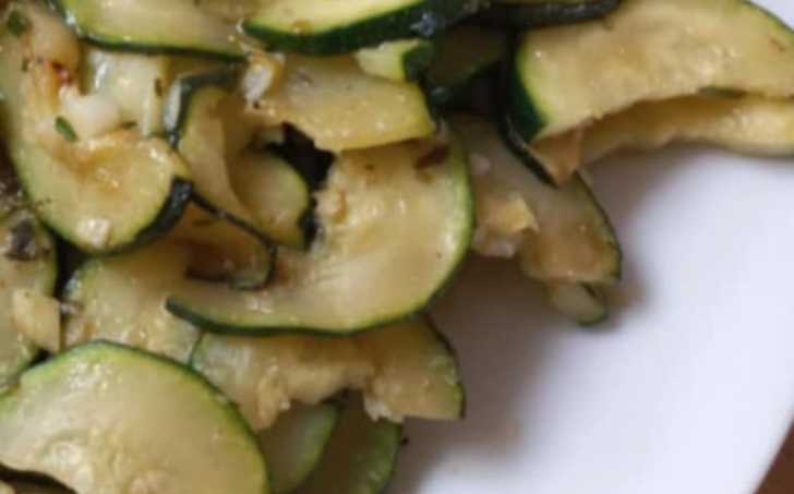 Restovaná cuketa s česnekem a rozmarýnem