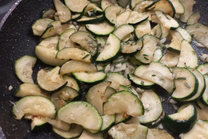 Restovaná cuketa s česnekem a rozmarýnem