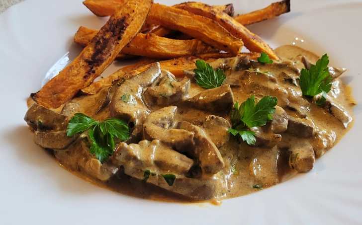 VEPŘOVÉ LEDVINKY NA SMETANĚ S BATÁTOVÝMI HRANOLKY