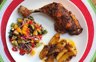 Kuřecí stehno s citronovým bramborem a řeckým salátem