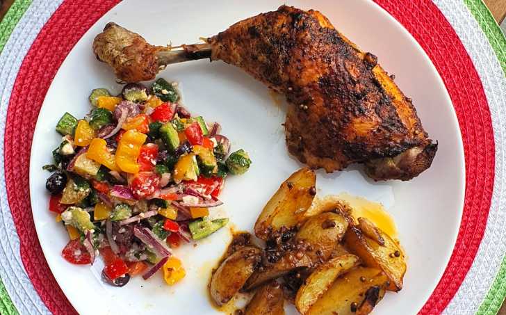 Kuřecí stehno s citronovým bramborem a řeckým salátem