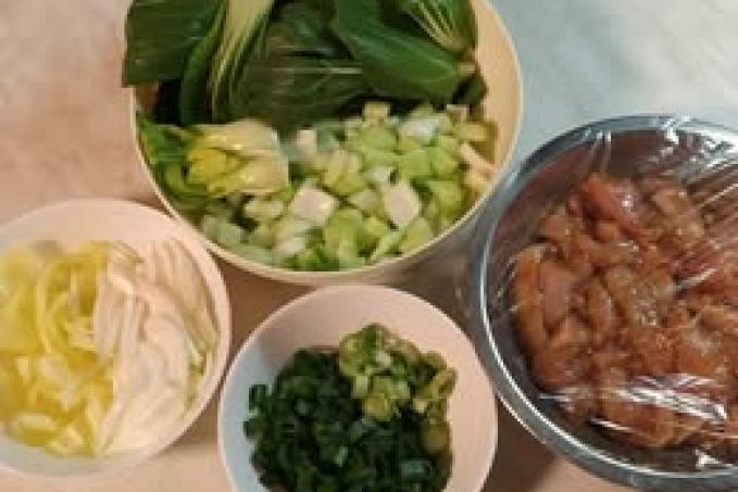 Kuřecí stir-fry s pak choi a jarní cibulkou - LC