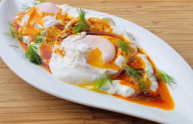 Turecká vejce se zakysanou smetanou