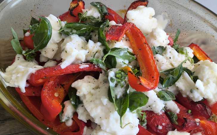 Paprikový salát s mozzarellou