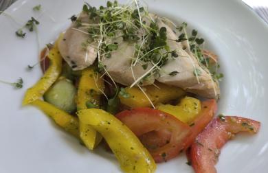 Salát s pestem a grilovaným kuřetem