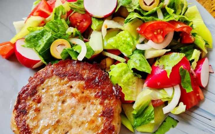 Holandský řízek a míchaný salát