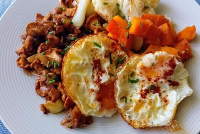 Lišky na špeku, pečená dýně s květákem a volská oka