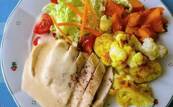 Kuřecí prso s holandskou omáčkou a pečený květák s dýní