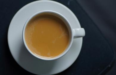 Káva bez kofeinu s mlékem