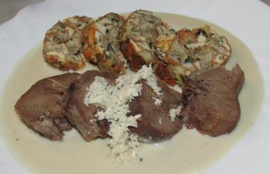 VEPŘOVÝ JAZYK S KŘENOVOU OMÁČKOU A "KARLOVARSKÝ KNEDLÍK"