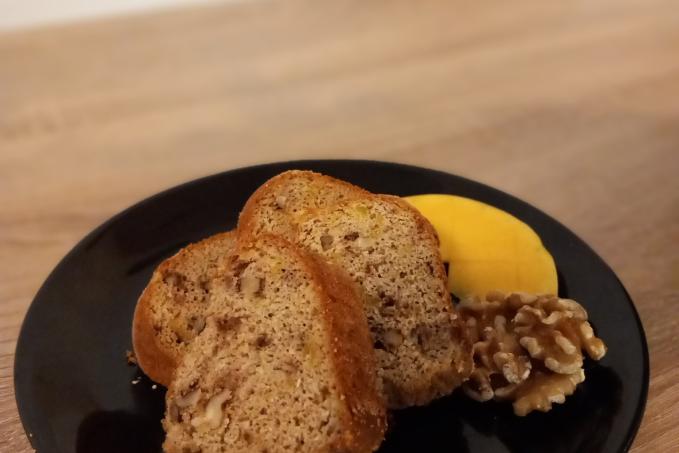 Dýňová bábovka se zakysanou smetanou a ořechy