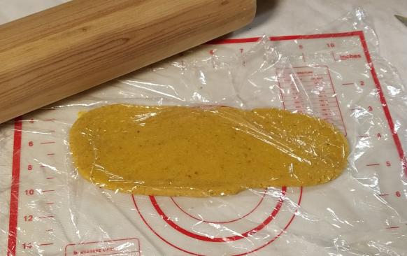 Těsto krátce prohněteme a vyválíme. Utvoříme čtverečky nebo obdélníčky. Na tvaru až tak nezáleží. Krásně se to válí bez lepení na silikonové podložce a přes fólii. 
Pokud máte strojek na těstoviny, protáhneme strojkem na č. 5. Nižší stupeň nedoporučuji, pak je těsto příliš tenké a může se trhat.
Jak vidno, kousky těstovin nejsou přesné čtverečky či obdélníky, vůbec to nevadí.