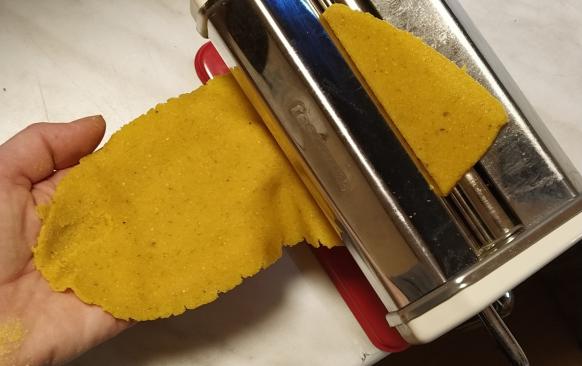 Těsto krátce prohněteme a vyválíme. Utvoříme čtverečky nebo obdélníčky. Na tvaru až tak nezáleží. Krásně se to válí bez lepení na silikonové podložce a přes fólii. 
Pokud máte strojek na těstoviny, protáhneme strojkem na č. 5. Nižší stupeň nedoporučuji, pak je těsto příliš tenké a může se trhat.
Jak vidno, kousky těstovin nejsou přesné čtverečky či obdélníky, vůbec to nevadí.