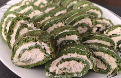 Špenátová roláda s krémem z ricotty, sušených rajčat a bazalky