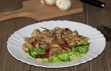 CUKETOVÉ NUDLE S KUŘECÍM MASEM