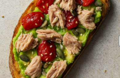 Kváskový chléb s avokádem a tuňákem