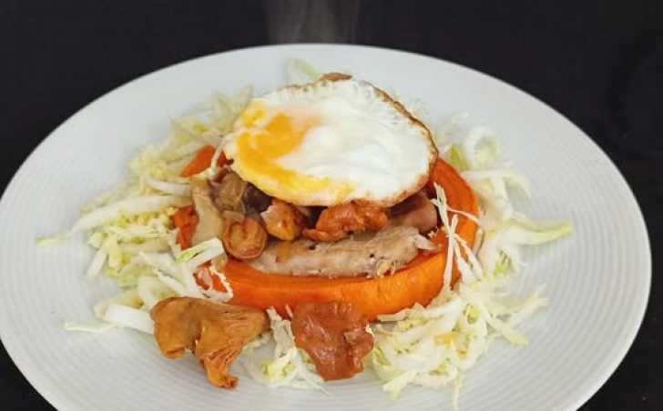 Vepřová kotleta, pečená dýně, restované houby, volské oko