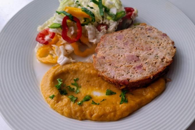 Drůbeží sekaná se slaninou a sýrem + pyré