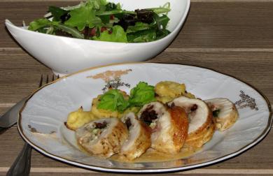 KUŘECÍ ROLÁDA S CELEROVÝMI PUSINKAMI