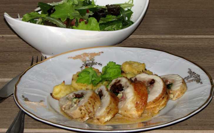 KUŘECÍ ROLÁDA S CELEROVÝMI PUSINKAMI