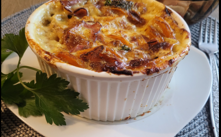 ZAPEČENÝ BATÁT S BROKOLICÍ A SÝREM