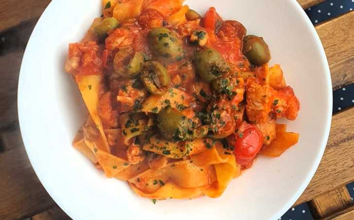 Těstoviny alla puttanesca s treskou