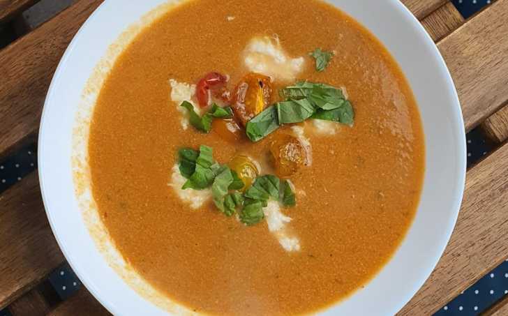 Polévka caprese s červenou čočkou