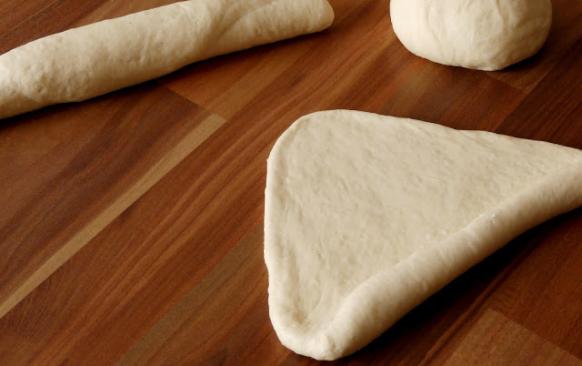 - rohlíky naskládejte na plech s pečícím papíre nebo fólií, zakryjte igelitem a nechte 30 minut kynout

- cca 20-25 minut před koncem kynutí si dejte na dno trouby na mřížku prázdný plech na zapaření trouby

- troubu nastavte na 240°C horkovzduch (výhoda pečení dvou plechů najednou, ale delší nahřívání trouby) nebo na horní a spodní ohřev na 250°C a nechte nahřát

- k ruce poblíž trouby si připravte hrnek se horkou vodou

- rohlíky před pečením pokropte kropičkou a libovolně posypte semínky nebo třeba solí s kmínem