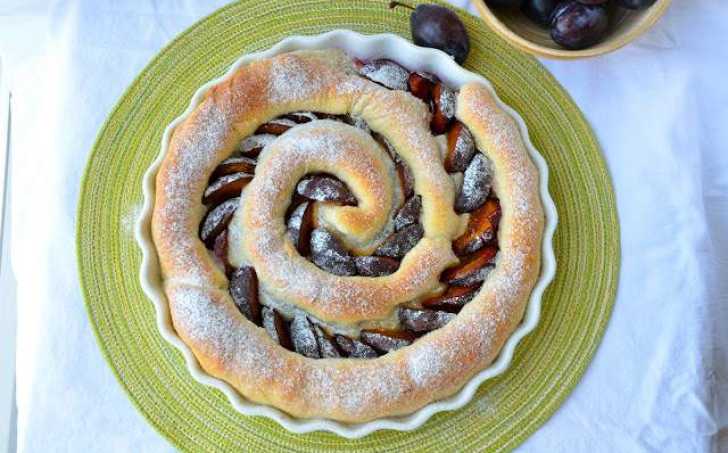 Švestkový kynutý koláč s mákem