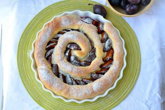 Švestkový kynutý koláč s mákem