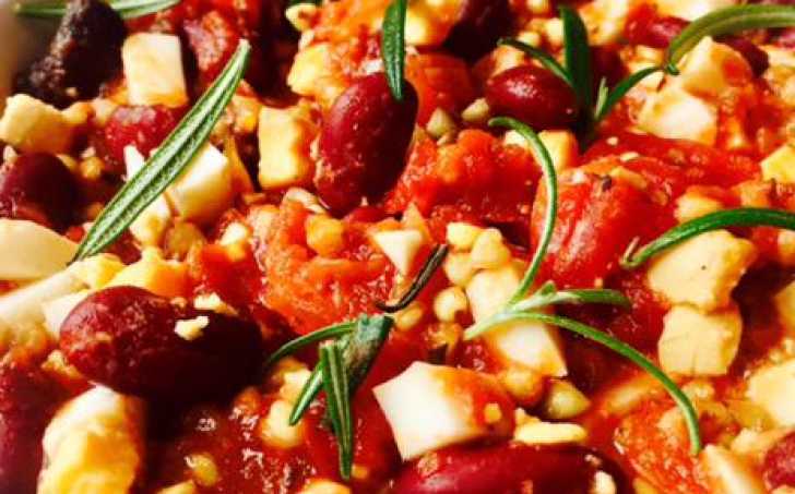 Zapečená pohanka v rajčatové omáčce