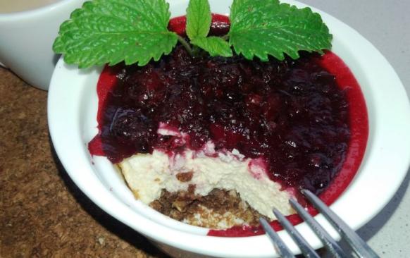 Nakonec lžící navrstvěte ovocné želé na upečený cheesecake a nechte v chladnu ztuhnout. (Jde to docela rychle.)
Před servírováním položte na želé lístek máty či meduňky.