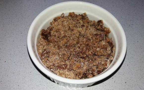 Bebe sušenky nadrolte nadrobno, přisypte mouku, rozpuštěné máslo a med (nemusí být mnoho, bebe jsou dostatečně sladké). Vypracujte drobenku, kterou nasypte na jablka do misky.
Pečte při 180 °C 15–20 minut. Po vytáhnutí nechejte chvíli zchládnout. Dobrou chuť.