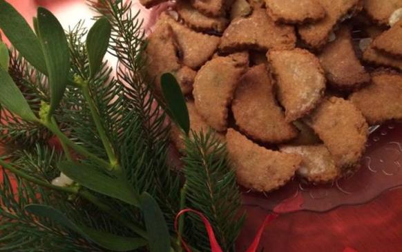 Do prosáté mouky přidáme citrónovou kůru,cukr,mandlovou mouku,rozsekané hrozinky,tlučený hřebíček a skořici. Těsto spojíme žloutky a máslem a vypracujeme.Necháme v lednici odležet (třeba přes noc). Vyválíme 3 mm silný plát a vykrojíme půlměsíčky.
Pečeme dorůžova. Pak je ještě teplé na plechu potřeme citrónovou polevou,kterou si umícháme z prosátého moučkového cukru a citrónové šťávy. 

Poznámky:
V původním receptu bylo 140 g cukru,já použila 100g. Na spojení surovin,byly uvedeny jen 2 vejce,směs byla sypká,tak jsem přidala 125 g másla. V původním receptu,se udělalo těsto a hned se vyválelo...já dala na noc odležet,ať se chutě a vůně krásně propojí.