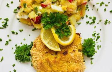 Treska v kukuřičné strouhance a zdravá verze bramborového salátu