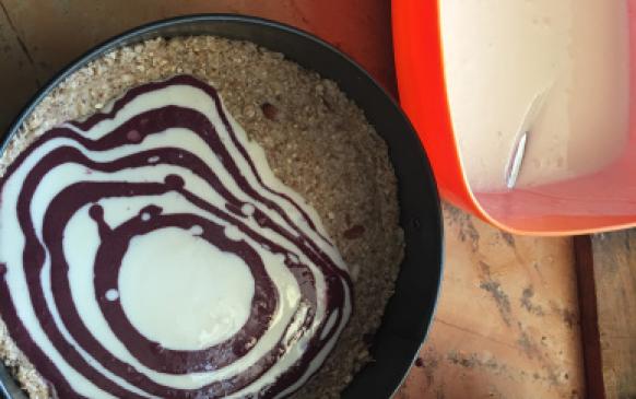 Vytvořte hmotu, kterou natlačte na dno formy.