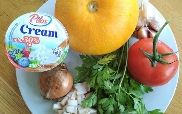 Slaninu nakrájíme na kousky a zpěníme na másle. Přidáme na kostičky nakrájenou cibulku a na jemno nakrájený česnek. Orestujeme do růžova. Přidáme na kostky nakrájené rajče, tymián a část petrželky.  Zbytek necháme na drobení. Osolíme a opepříme. Ještě společně orestujeme, až se vypaří šťáva z rajčat.