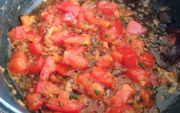 Slaninu nakrájíme na kousky a zpěníme na másle. Přidáme na kostičky nakrájenou cibulku a na jemno nakrájený česnek. Orestujeme do růžova. Přidáme na kostky nakrájené rajče, tymián a část petrželky.  Zbytek necháme na drobení. Osolíme a opepříme. Ještě společně orestujeme, až se vypaří šťáva z rajčat.