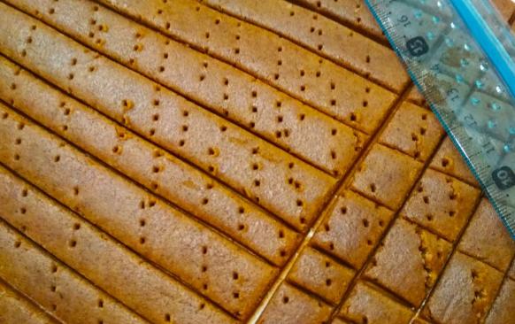 Připravte si suroviny dopředu, aby měly pokojovou teplotu a máslo bylo měkké.  Máslo vyšlehejte s erythriolem, snažte se jej co nejvíce zapracovat. Přidat můžete i jiné sladidlo, ale s erythritolem čterečky křupaly daleko víc než s xylitolem. Nakonec přidejte vejce a prošlehejte - strukrura nebude úplně krémová.

Všechny suché přísady promíchejte a postupně přidávejte k vyšlehané směsi, dokud se vše nepropojí. Výsledné těsto pak vytvarujte do válečku, zabalte do fólie a nechte odpočinout v chladničce - minimálně dvě až tři hodinky, lépe přes noc. Těsto vám ale v lednici vydrží i několik dní. 

Jakmile se chystáte k pečení, těsto vyndejte a rozválejte mezi dvěma listy pečicího papíru na tenký list. Posypte skořicí a xylitolem - těsto bude hezky křupat. Můžete místo xylitolu použít i erythritol, ten má ale trochu chladivý dozvuk - nám chutnají čtverečky víc s březovým cukrem.
Po ploše propíchejte vidličkou a obyčejným dlouhým pravítkem rozdělte na čterečky. Není to sice tak hezké jako kolečkem, ale o to rychlejší:)