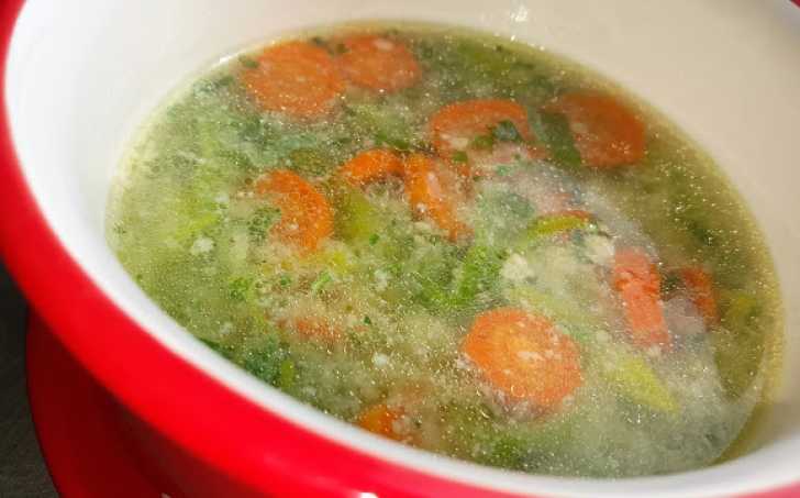 Zeleninová polévka s ovesnými vločkami a vejcem