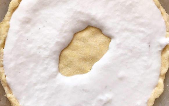 Mozzarellu rukou trochu “vyždímáme” (jen aby okapala přebytečná voda) a rozmixujeme tyčovým mixérem. Přidáme rozdrobené droždí a vše ostatní. Z těsta vytvoříme kouli, dáme na plech s pečicím papírem a rozválíme placku. Okraje koláče se snažíme udělat trochu vyšší, aby pak nevytekla náplň. 

Na tvarohovou náplň smícháme tvaroh s bílkem. Vylijeme na těsto, ale necháme uprostřed místo. Do tvarohu jsem pak naskládala ovoce, ale doporučuji ho dát do celé náplně a ne jen na okraje - tvaroh pak nebude “suchý”.
Na ořechovou náplň smícháme lžíci mletých ořechů a 2 lžíce bílku (odebrané z bílku na tvarohovou náplň). Rozprostřeme doprostřed a uděláme menší důlek, kam dáme lžičku povidel.

Pečeme na 175 stupňů cca 25 minut.