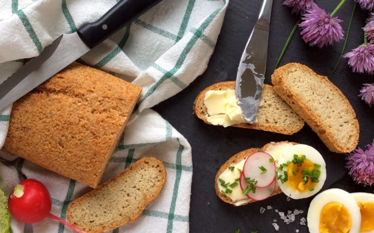 Nízkosacharidový kmínový chléb z mandlové mouky