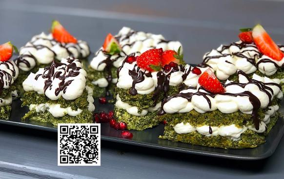 2.Mezitím si připravíme  krém z jedné smetany ke šlehání 33% a 500g mascarpone.Přidáme sladidlo podle chuti a punčové aroma.Krém po vyšlehání uložte na chvíli do lednice, bude se s ním potom lépe pracovat.